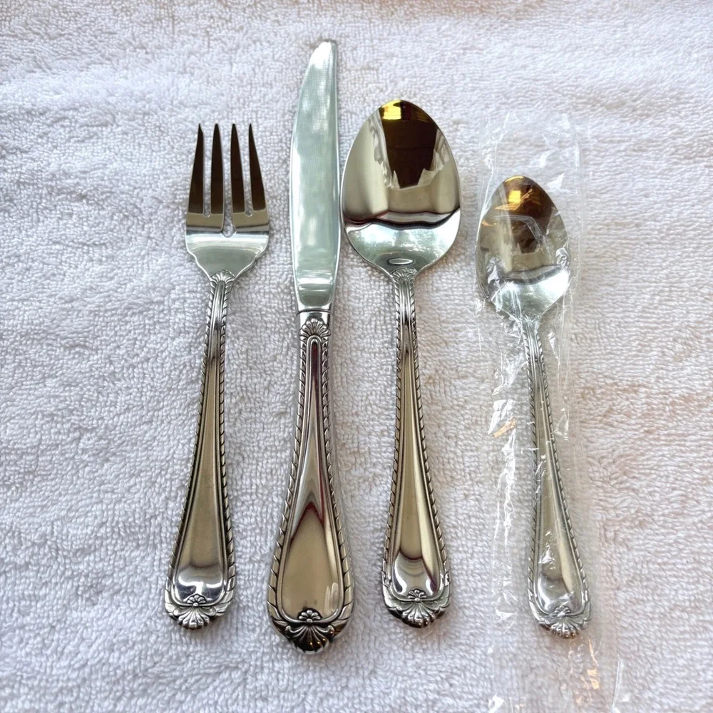 Oneida Community Stainless Flatware Camelot Pattern 4 Piece Set Silverware
